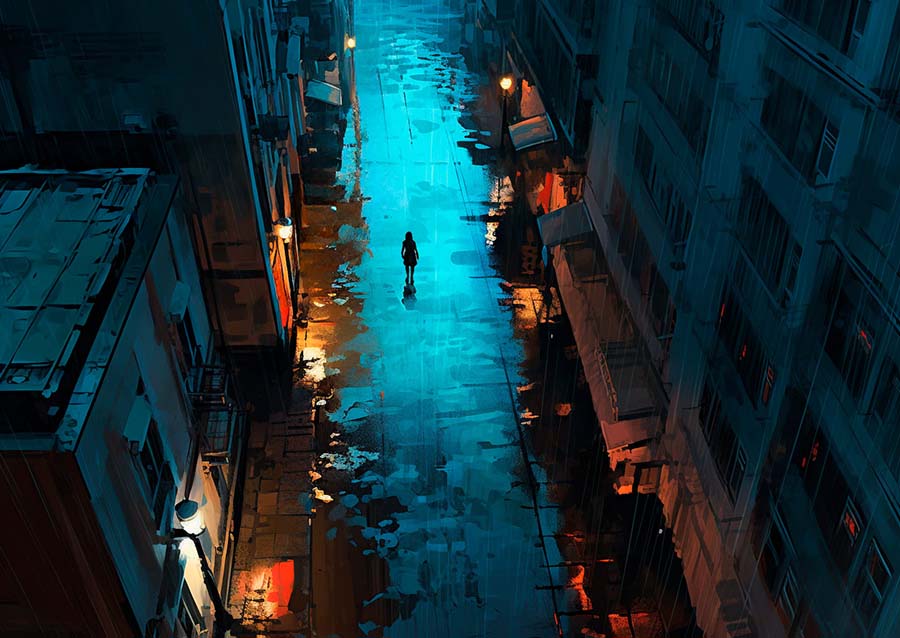 Eine Teenagerin geht nachts auf einer einsamen Straße spazieren